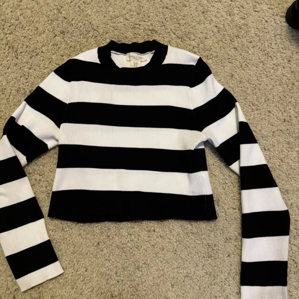 black & white, long- sleeved, cropped shirt - Picture 1 of 3